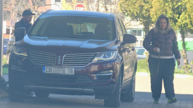 Водещата от Нова телевизия Лора Крумова съвсем се запусна Папараците