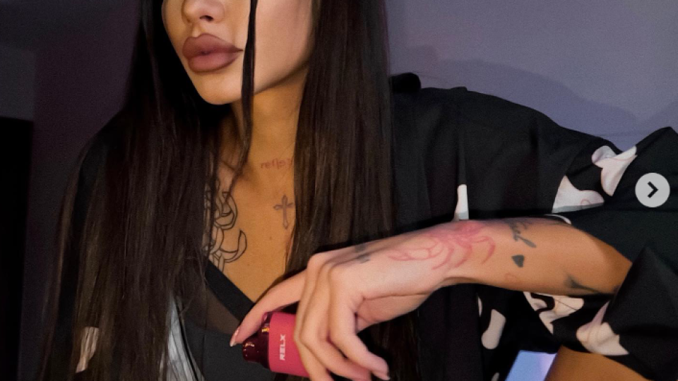 Котенцето гледа Том и Джери