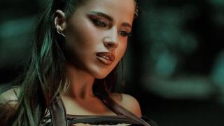 Мирела с вълчи зъби на бикините