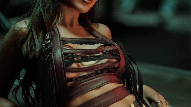 Мирела с вълчи зъби на бикините