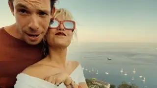 Бременната Рая Пеева  продължава да пие и пуши