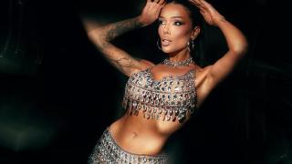 Диона пее почти гола