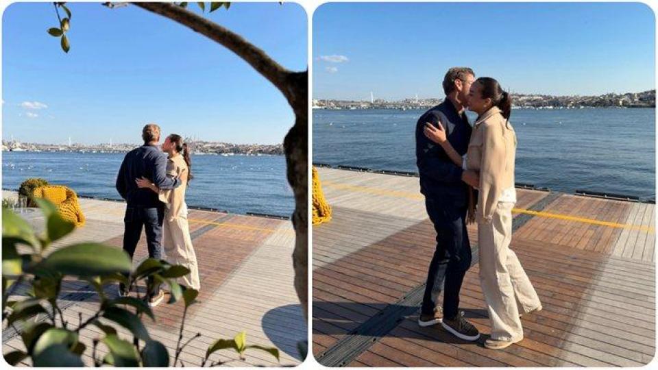 Айлин показа гаджето си на кея на Истанбул