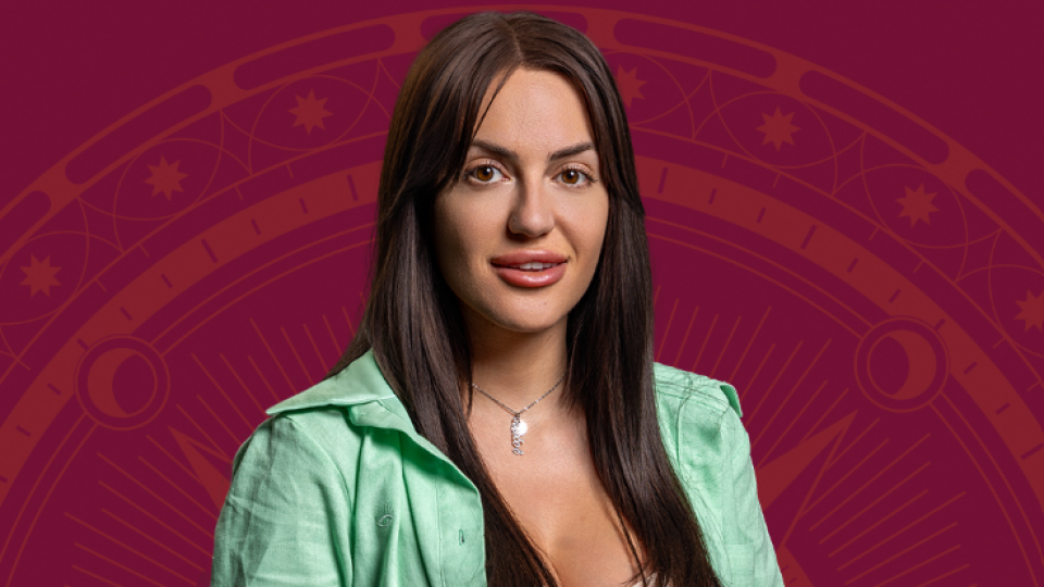 Анна-Мария от "Трейтърс" къдри през нощта