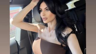 ЛУКС БЕЗ СПИРАЧКИ: Мис България небрежно остави 10 бона до себе си в колата