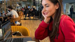 Адриана Тюркмен показа огромни устни в Кейптаун с майка си