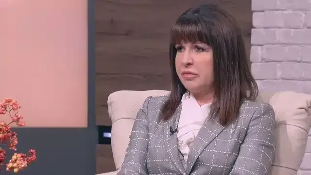 Внучката на Тодор Живков — Жени Живкова — кара автомобил