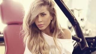 Енджи Касабие се грее с кварцови лампи