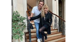 Алла Пугачова закъса с краката