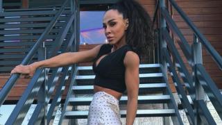 Маги Сидерова извая перфектна талия