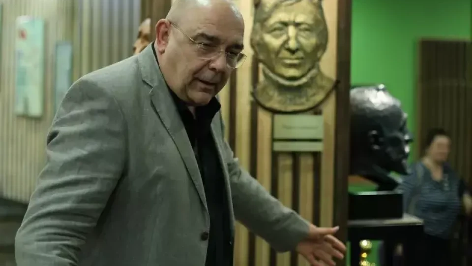Дрогирани журналистки вилняха на премиера в Сатирата, Сърменов ги изгони