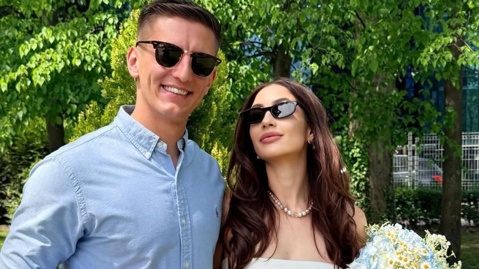 Иван Рълев падна на коляно, посрещна любимата и сина си с рози и „Диор" (Снимки)