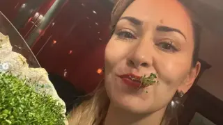 Нети яде и чете подарък от Дара