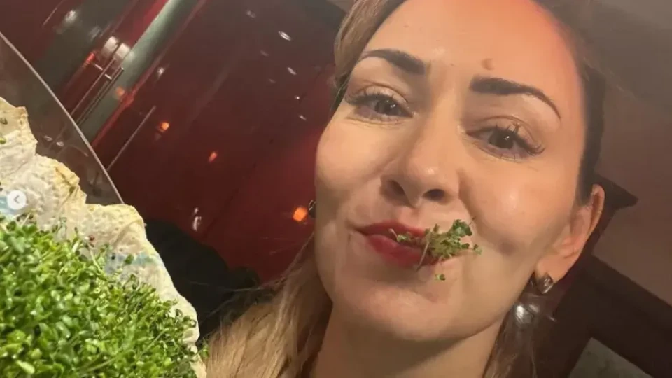 Нети яде и чете подарък от Дара