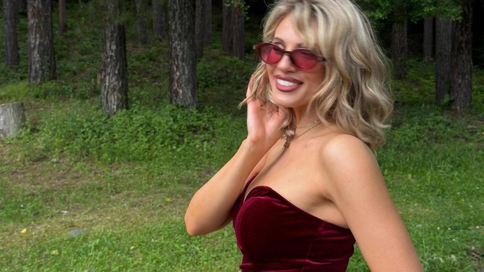 Паола Маравиля с официална рокля в гората
