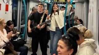 Анелия пропя в метрото ВИДЕО