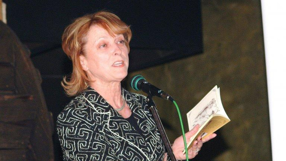Попфолкът тъгува за Надежда Захариева!