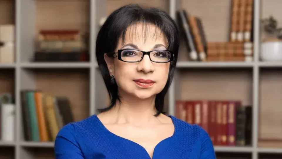 Как е изглеждала младата Цветанка Ризова? Уникална снимка разпалва спорове за корекциите