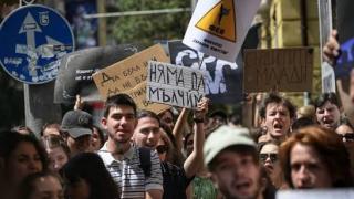 Скандалът в НАТФИЗ се разраства: Непознати с плакати в подкрепа на ректора