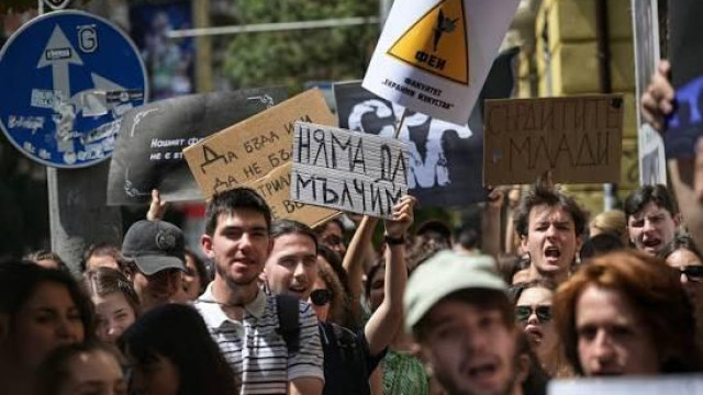 Скандалът в НАТФИЗ се разраства: Непознати с плакати в подкрепа на ректора
