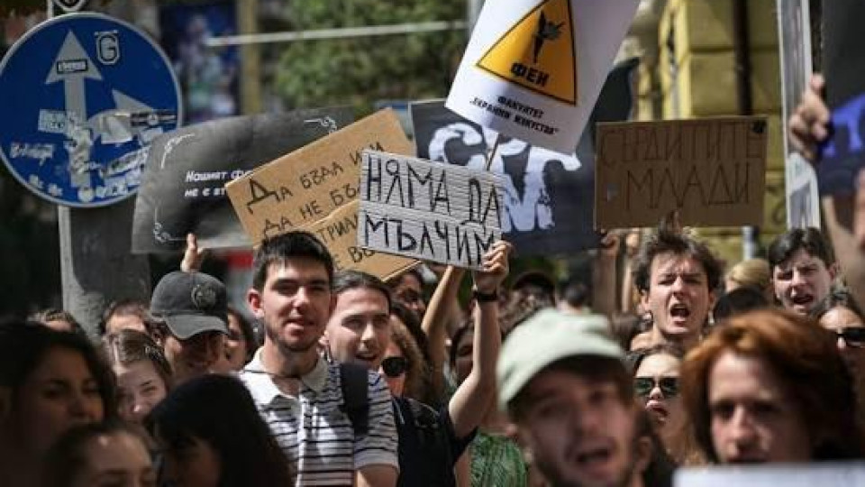 Скандалът в НАТФИЗ се разраства: Непознати с плакати в подкрепа на ректора