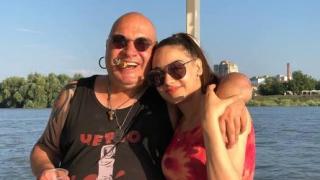 Фънки БЕСЕН! Щерка му взриви мрежата с тяло по бански (СНИМКИ)