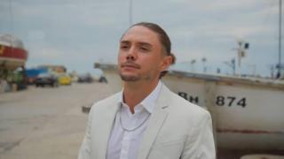 Чефо се бори с кокоши трън