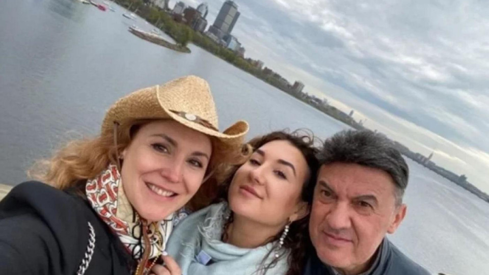 4 месеца след трагедията: Елинор се показа! Щерката на Боби Михайлов на море с майка си