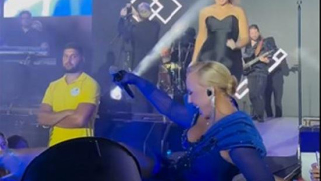 БРУТАЛНО: Лепа Брена се преби на сцената в Будва 