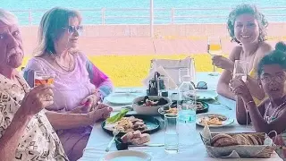 Мими Иванова на море с внучката