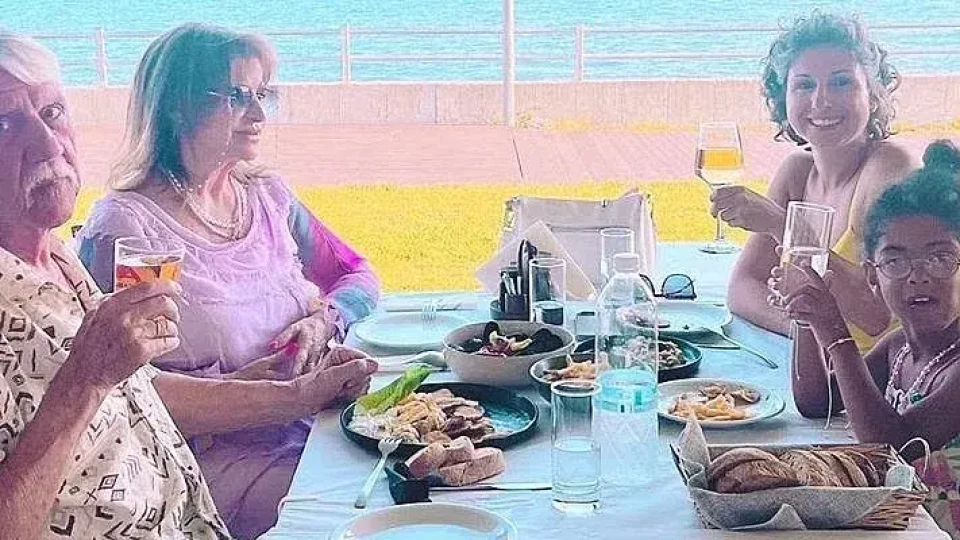 Мими Иванова на море с внучката