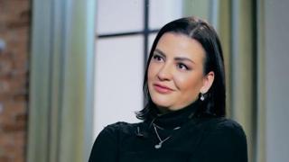 Деси Цонева претаква бидон с кисели краставички