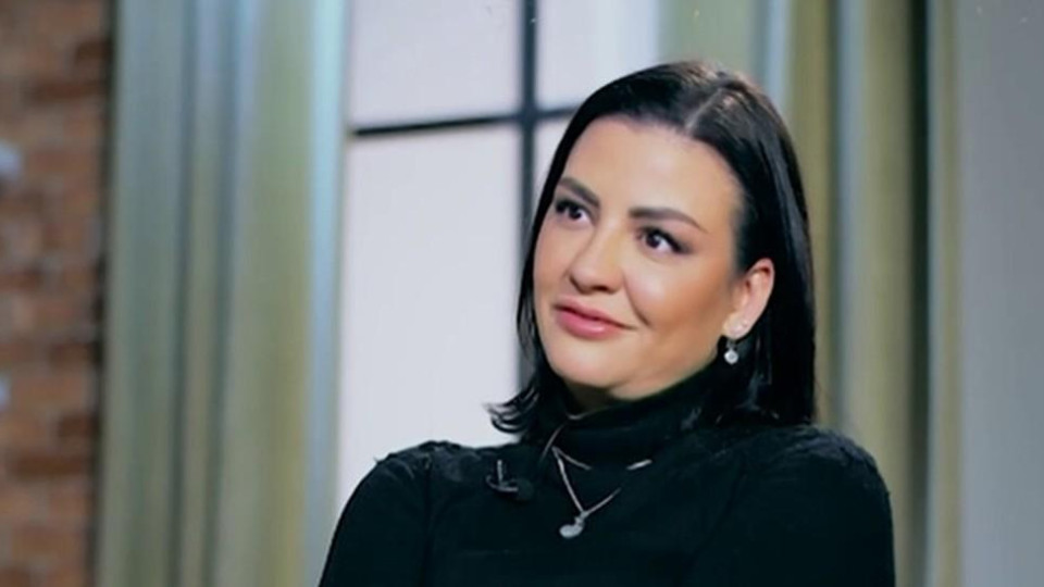 Деси Цонева претаква бидон с кисели краставички